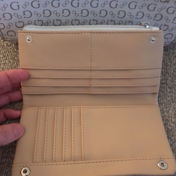 2x Host Pick”Authentic “GUESS” purse - Picture 6 of 8